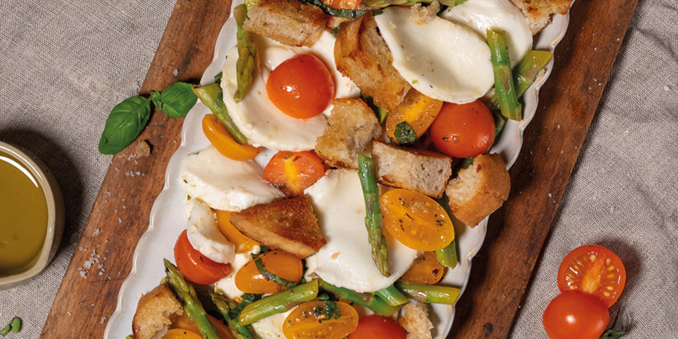 Bunter tomate-mozzarella- brotsalat mit grünem spargel – Galbani