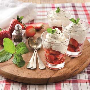 Erdbeersalat mit pfeffriger Mascarpone Creme und frischer Minze im Glas serviert