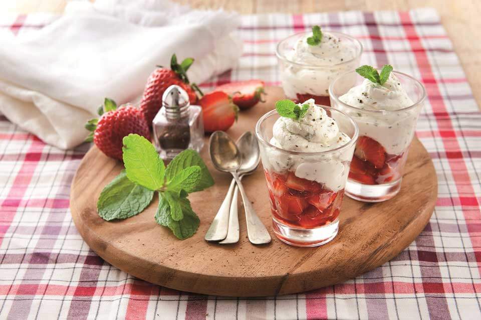 Erdbeersalat mit pfeffriger Mascarpone Creme und frischer Minze im Glas serviert
