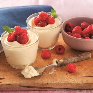 Mascarpone Creme mit Himbeeren im Glas