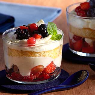 Tiramisu mit Waldbeeren im Glas geschichtet