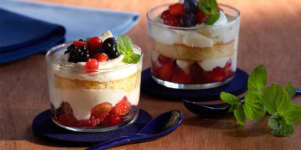 Tiramisu mit Waldbeeren im Glas geschichtet