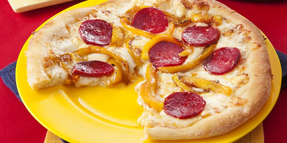 Pizza mit gelber Paprika, pikanter Salami und Mozzarella