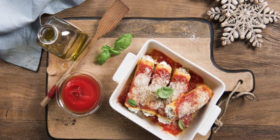 Cannelloni mit Ricotta, Schinken, Tomaten und Parmesan