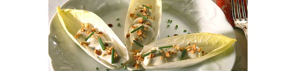 Chicoree Schiffchen mit Gorgonzola Creme Schnittlauch und Haselnüssen