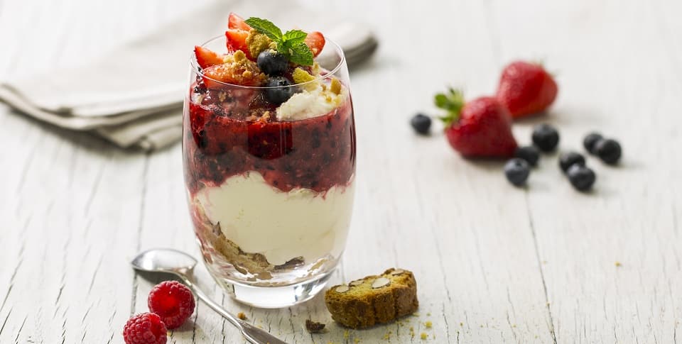 Fruchtiges Sommergläschen mit Mascarpone und frischen Waldbeeren