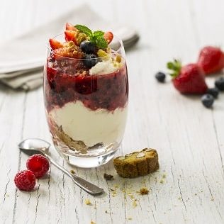 Fruchtiges Sommergläschen mit Mascarpone und frischen Waldbeeren