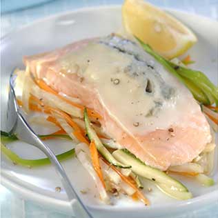 Überbackenes Lachsfilet mit Gogonzola auf Gemüsebett