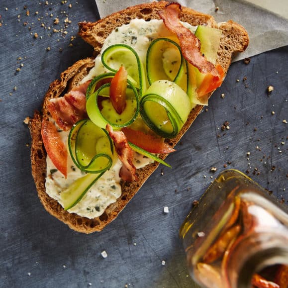 Crostini Freschetto mit Zucchini und Rohschinken