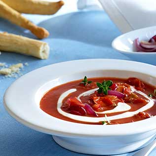 Cremige Tomatensuppe mit Kirschtomaten und Mascarpone verfeinert