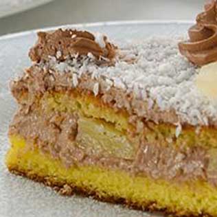 Kreolischer Kuchen mit Mascarponecreme, Kakao und Ananas