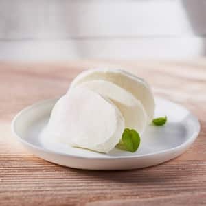 Mozzarella geschnitten auf weißem Teller Produktabbildung - Galbani