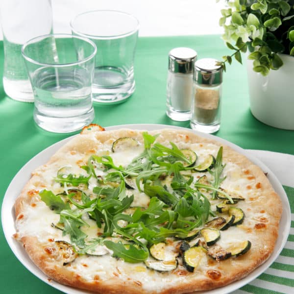 Pizza mit Zucchini, frischem Rucola und Galbani Mozzarella