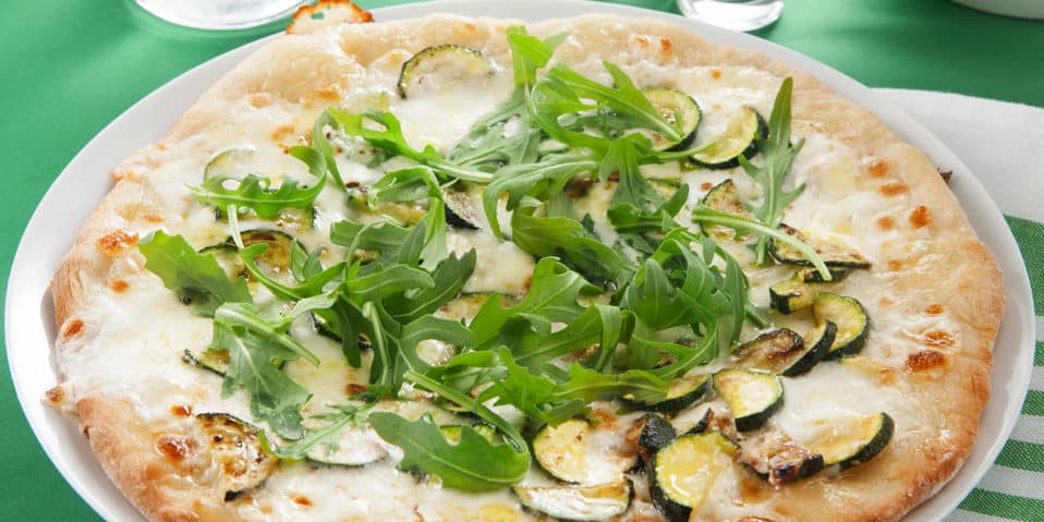 Pizza mit Zucchini, frischem Rucola und Galbani Mozzarella
