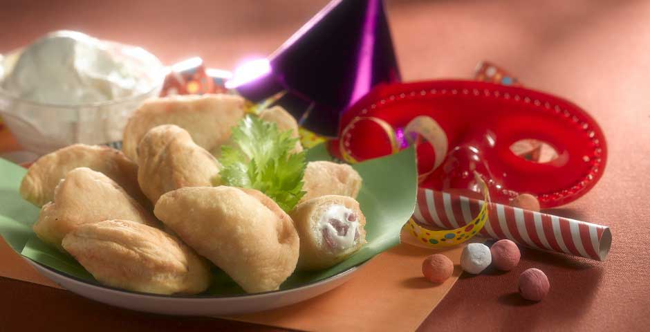 Gefüllte und frittierte Teigtaschen mit Ricotta und Salami Panzerotti