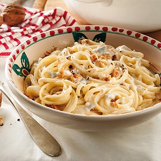 Spaghetti mit Gorgonzola Sosse und gerösteten Pinienkernen in Schale