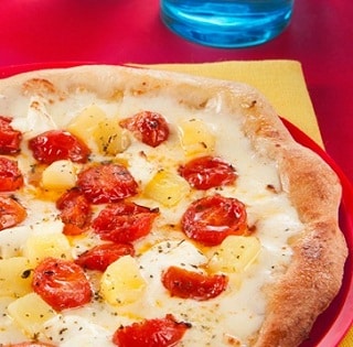Pizza mit Cherrytomaten und Mascarpone