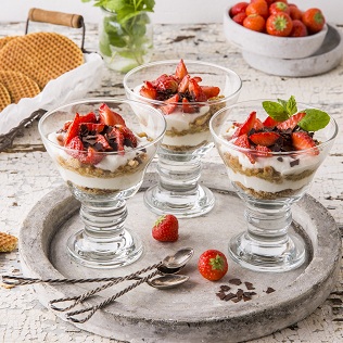 leichtes Ricotta Schichtdessert mit Früchten im Glas