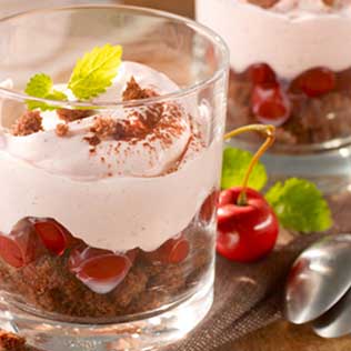 Tiramisu im Glas mit Sauerkirschen