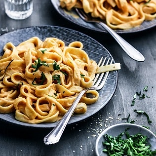 Tagliatelle mit Mascarpone Süßkartoffel Sauce und frischen Kräutern