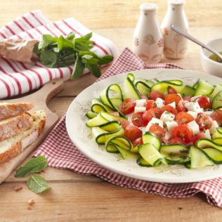 Caprese Salat mit Zucchini