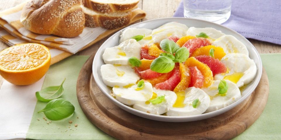 Frischer Zitrusfrucht-Mozzarella Caprese