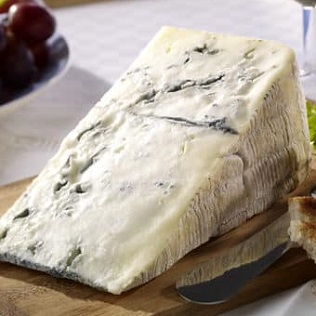 Gorgonzola Stück auf Holzbrett