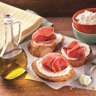 Crostini mit Ricotta und Salami - Italienisches Fingerfood und Snack