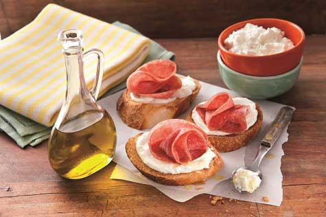 Crostini mit Ricotta und Salami - Italienisches Fingerfood und Snack