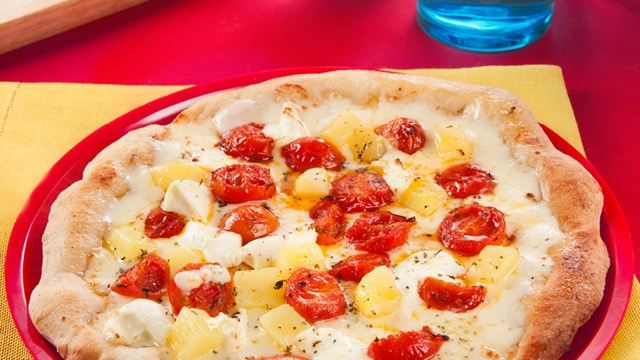 Pizza mit Mascarpone, Mozzarella und Cherrytomaten