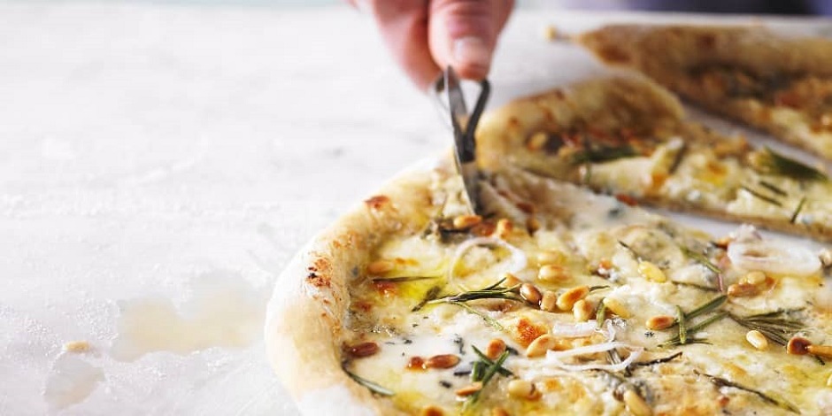 Pizza 4 formaggi mit Pinienkernen