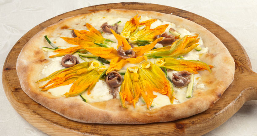 Pizza mit Ricotta, Gorgonzola und Kürbisblüten