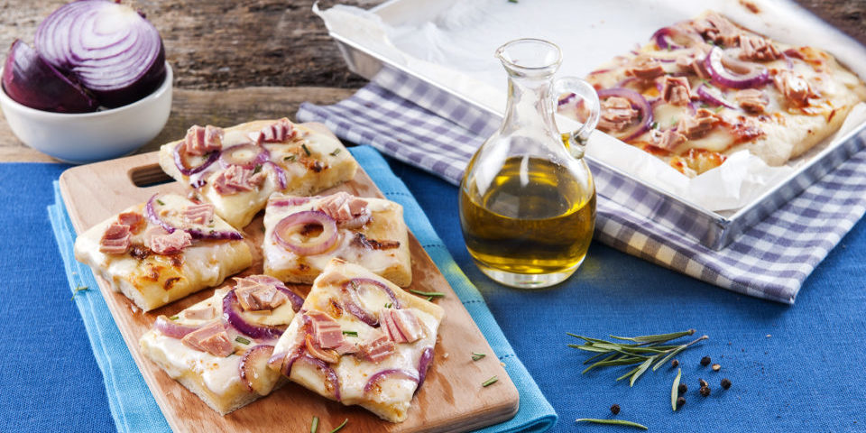 Pizza mit roten Zwiebeln und Tunfisch