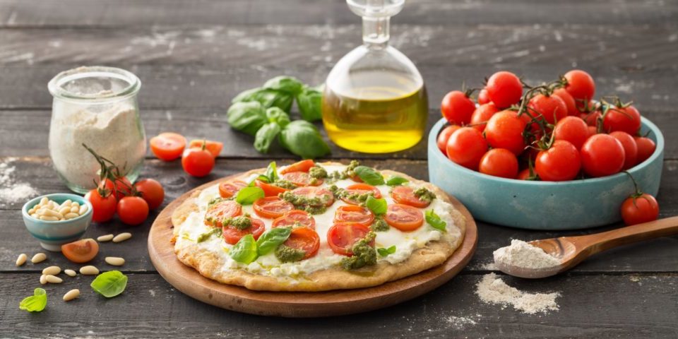 Pizza mit Tomaten und Basilikum Pesto