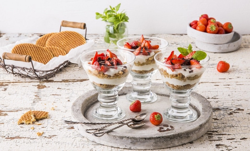 leichtes Ricotta Schichtdessert mit Früchten im Glas