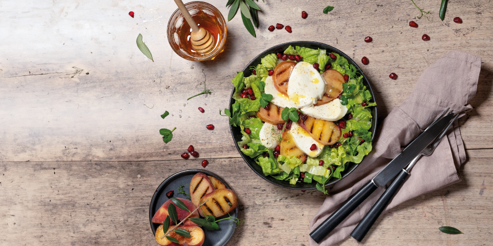 Romana-salat mit gegrilltem pfirsich und mozzarella – Galbani