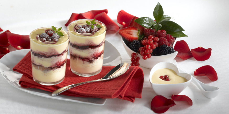 Tiramisu mit Waldbeeren im Glas