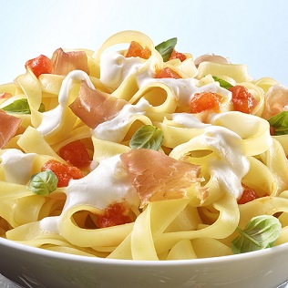 Tagliatelle mit Ricotta Sauce Tomaten Parmaschinken und Basilikum