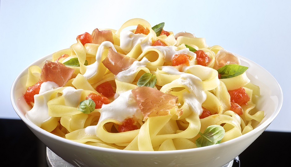 Tagliatelle mit Ricotta Sauce Tomaten Parmaschinken und Basilikum